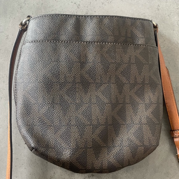 Michael Kors Bucket Bag - Picture 3 of 4